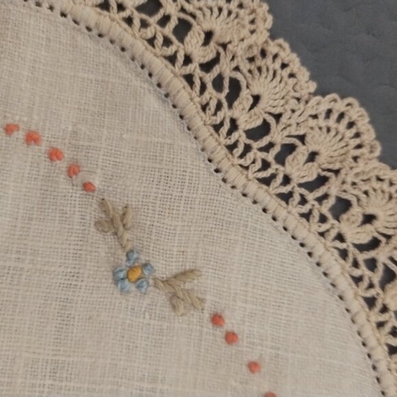 Vintage Embroidered Linen Crocheted-Edge Doily Boho Shabby Chic - Picture 5 of 10